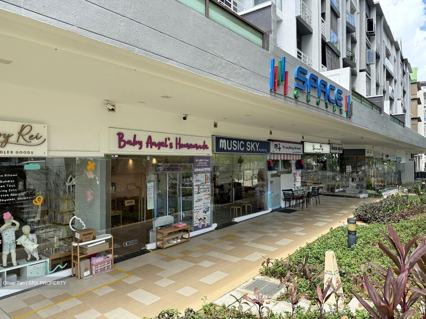 Hillside Drive (D19), Retail #498446651